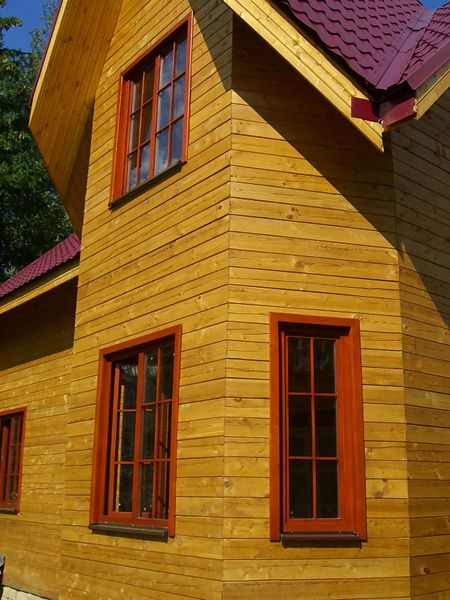 Цветные окна в деревянном доме
