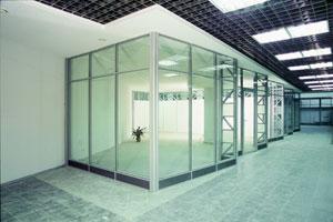 Прозрачный офис - мебель и офисные перегородки из стекла